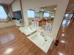 明るい洗面台のある空間  