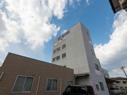 青空背景の建物の外観