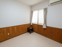 明るい居室の一角