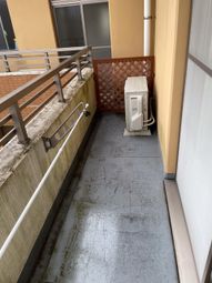 エアコンと柵のある場所
