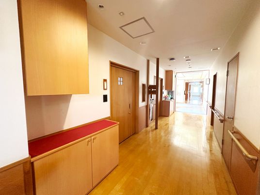自然光が入る廊下