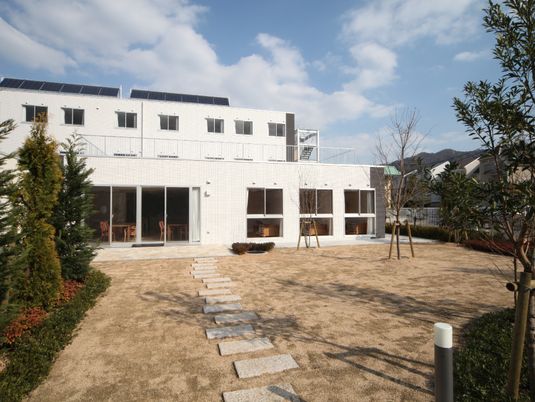 中庭が見える建物外観