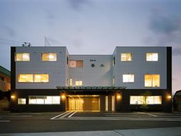 夕暮れの建物の外観