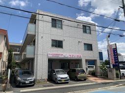 明るい日ざしの外観