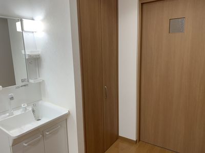 ゆとりの洗面台と扉