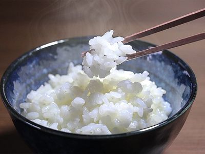 湯気の立つ白米の料理