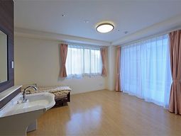 明るい個室の一室