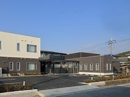 明るい外観の建物