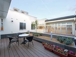 中庭のテーブルと植物