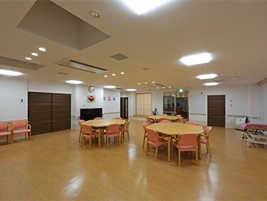 広々とした明るい食堂