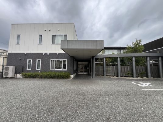 入口のある外観