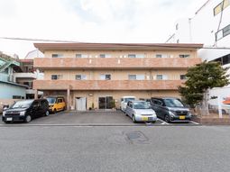 車が並ぶ建物外観