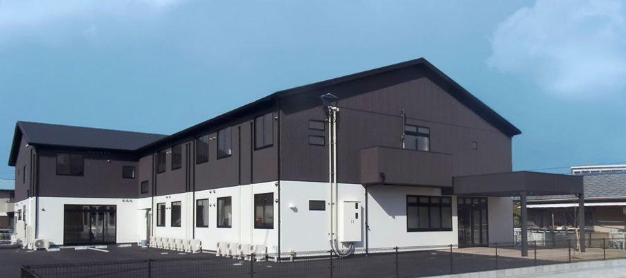 黒と白の建物外観
