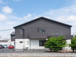 緑に囲まれた外観