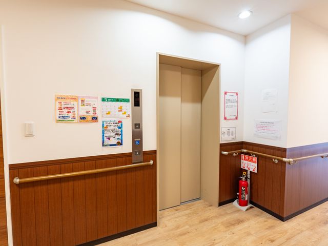 安全に配慮した廊下 廊下 エレベーターが設置された広い廊下は、手すりも完備されており、安全に配慮されています。