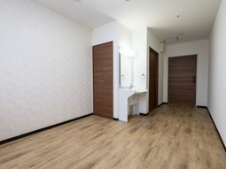 落ち着いた内観の居室