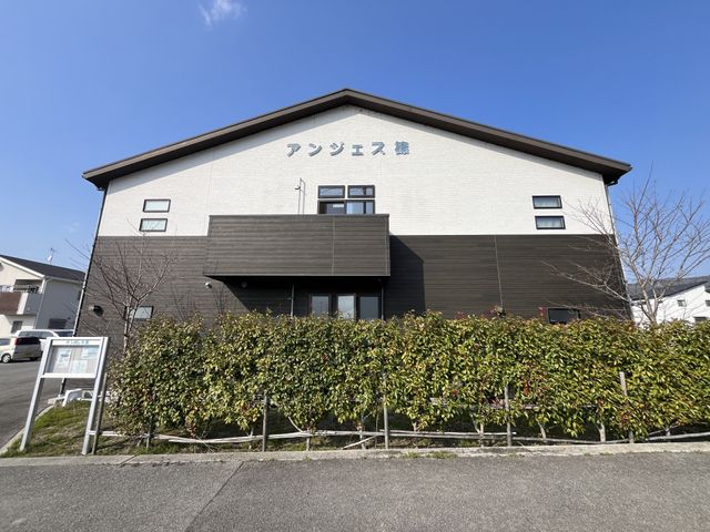 建物外観 外観 青空の下に立つ、緑豊かな植栽で囲まれた建物です。訪れる人を温かく迎えます。
