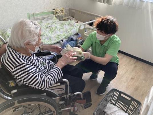 車椅子の利用者とスタッフ