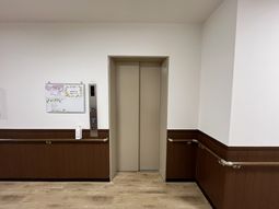 手すり付きのエレベーター