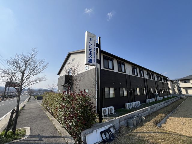 外観の建物 外観 道路に面した施設の入口は、アクセスしやすい立地にあります。周囲の環境も安らぎを感じさせます。