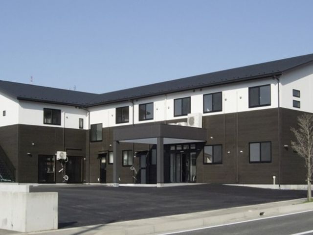 ゆったりとした外観 外観 広々とした外を臨む建物は、明るく開放感ある雰囲気です。お一人おひとりに合った快適な空間をご提供いたします。