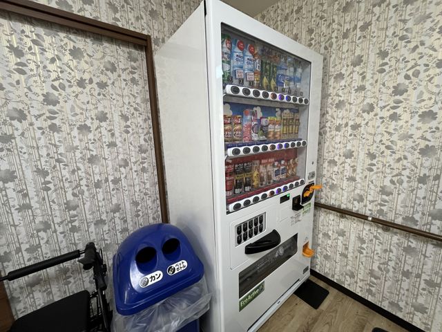 飲み物の自販機 廊下 リサイクルを考慮したゴミ箱が隣に配置されており、便利で効率的な働きがしやすい環境です。