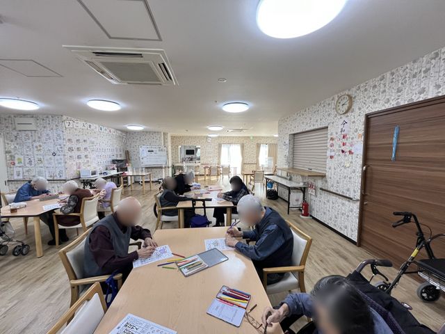 広々とした共有スペース ラウンジ 自然光が差し込むゆったりとした空間です。利用者が楽しそうに活動しています。
