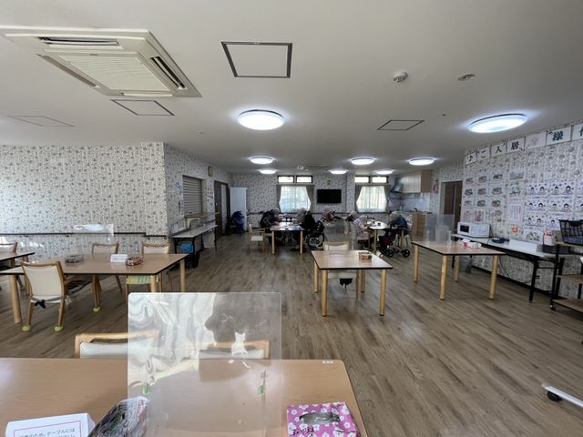 広々としたラウンジ ラウンジ 自然光が差し込む広々とした空間で、リラックスできるひとときをお過ごしいただけます。