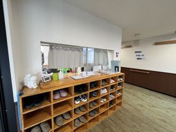 靴棚のある廊下