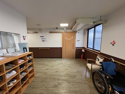 明るい空間の廊下