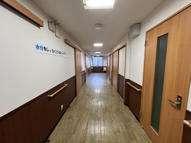 長い廊下の風景 廊下 明るく長い廊下を進むと、各部屋へのアクセスがしやすいため、移動に便利です。