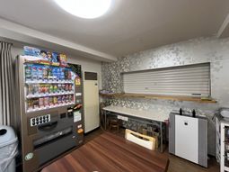 自動販売機とカウンター