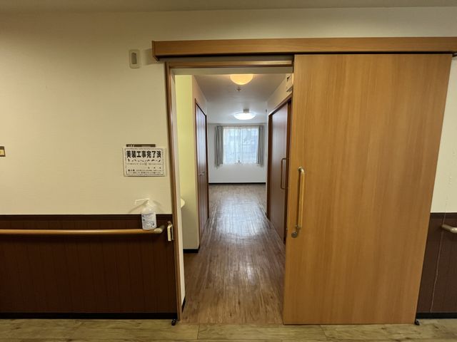 居室への入り口 廊下 広々とした廊下から、明るい居室へスムーズにアクセスできます。快適に働ける空間です。