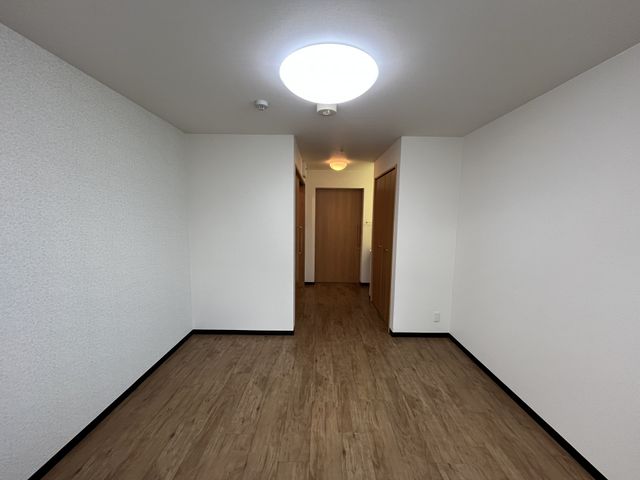 明るい廊下 廊下 自然光が届く明るい廊下です。通路が広く、移動が快適に行えます。