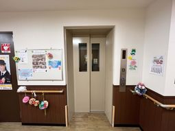 エレベーター前の壁
