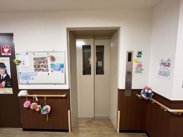 エレベーター前の壁