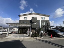 三階建ての建物の外観