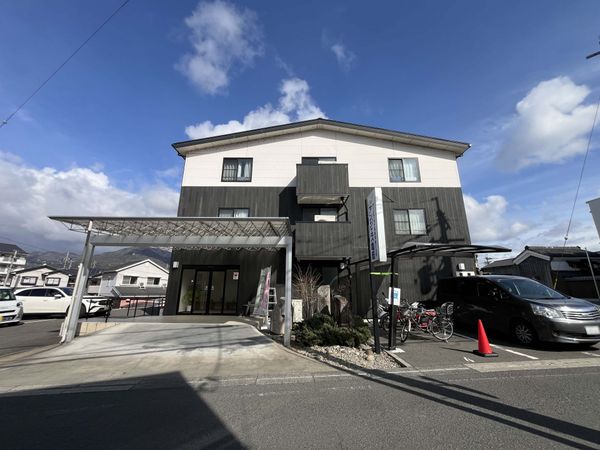 三階建ての建物の外観