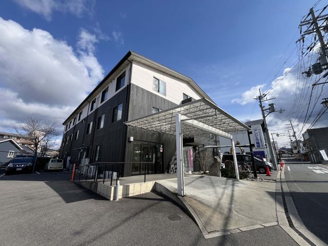 モダンな建物の入居施設外観 外観 現代的なデザインの施設は、広々とした駐車スペースがあります。施設の第一印象がしっかり伝わります。