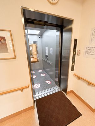 手すり付きのエレベーター
