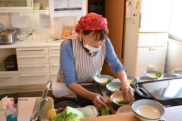 料理の準備中のキッチン