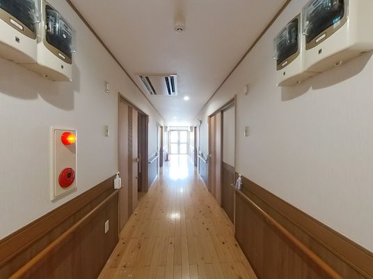光が差し込む廊下