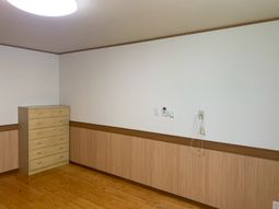 ベージュの壁の居室