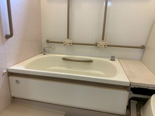 手すりのある浴槽