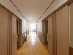 やさしい木目の廊下
