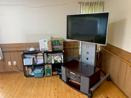 大型テレビのある室内
