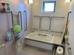 安全な設備の浴室