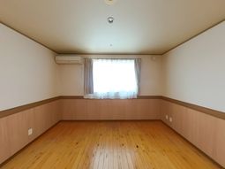 窓のある広い居室