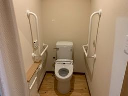 手すりのあるトイレ