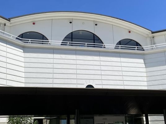 白い外観と丸窓の建物  